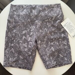 Lululemon Wunder Train Biker Shorts Gray Print High Rise Size 10 NWT